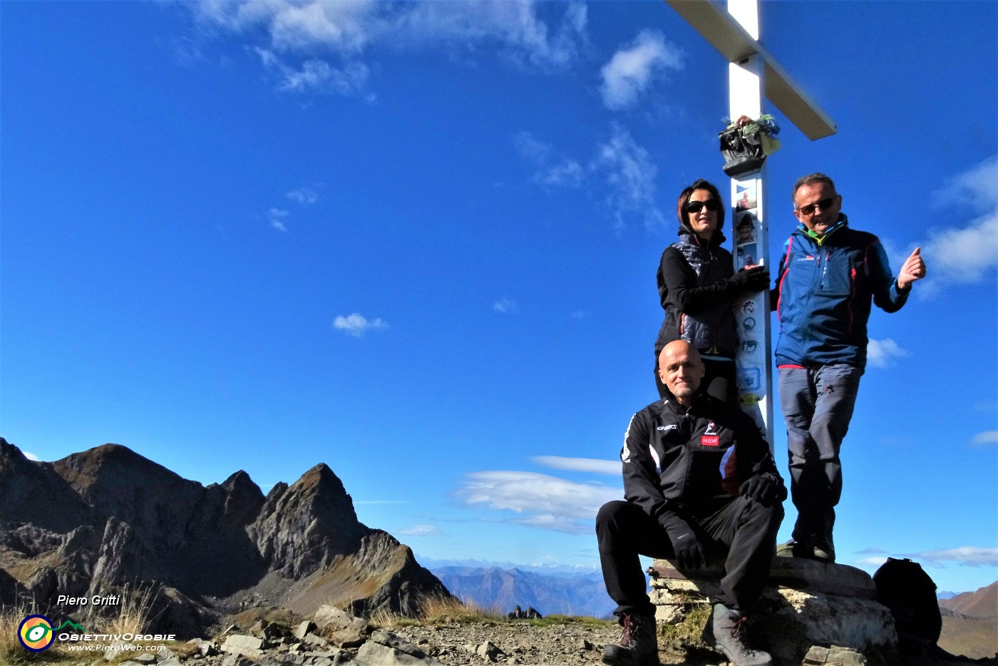 66 Alla croce di  Cima di Valle Pianella (2349 m) con Pizzo di Trona (2510 m).JPG -                                